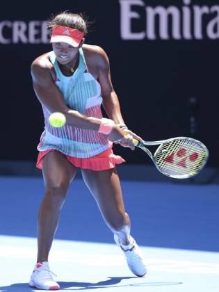 Naomi Osaka hits a backhand (Photo by Recep Sakar/Anadolu Agency/Getty Images)