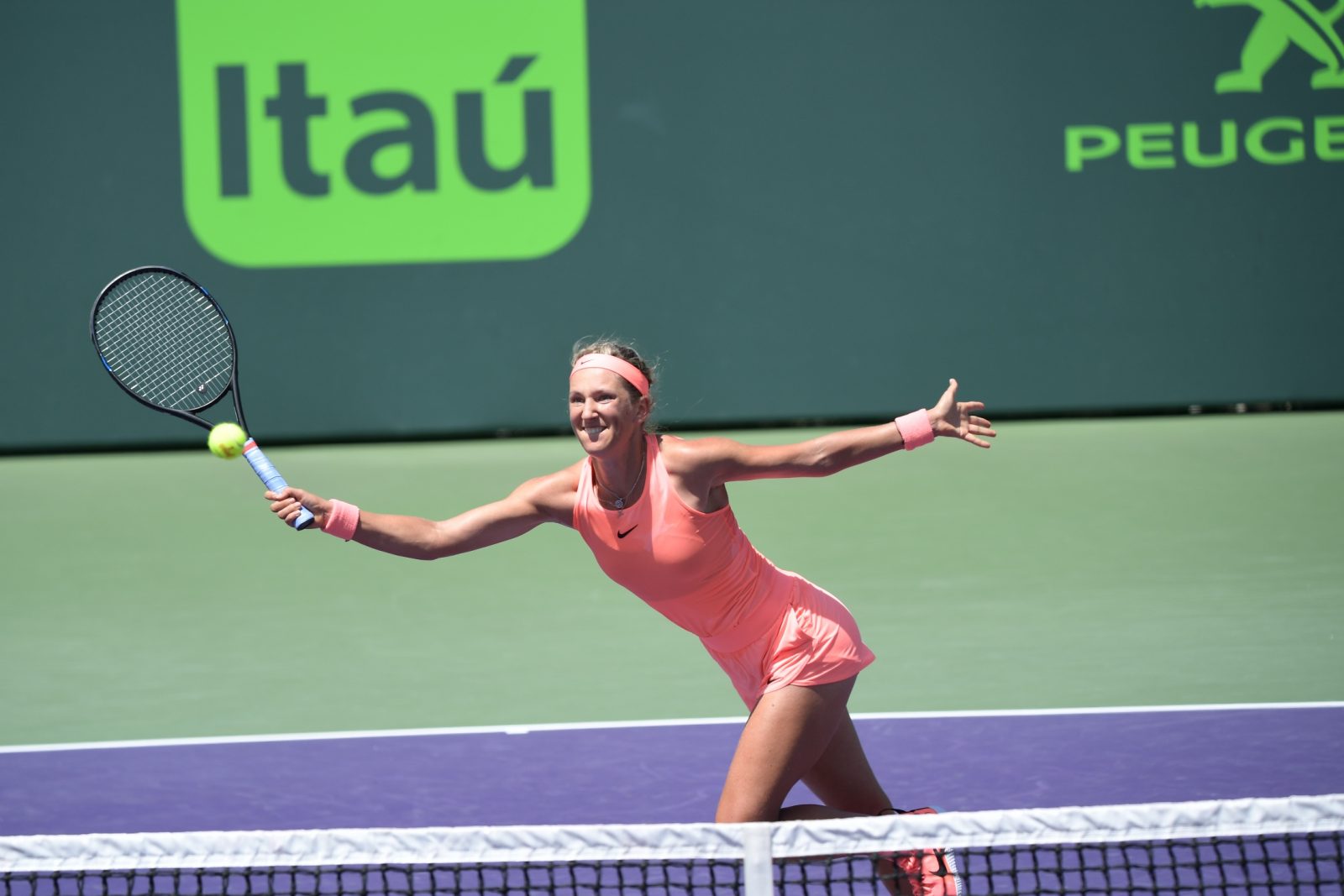 Sloane Stephens fights back to beat Azarenka and reach Miami final