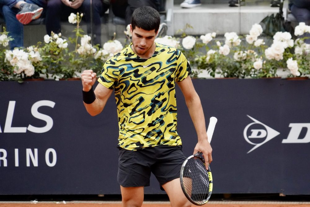 Wimbledon 2023: Carlos Alcaraz through to quarter-finals with impressive  win over Matteo Berrettini - Eurosport